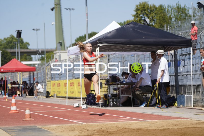 Sörgel Antonia (520) beim Weitsprung im Stadion Oberwerth Koblenz