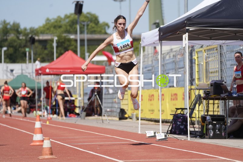 Haase Mia-Sophie (1404) beim Weitsprung im Stadion Oberwerth Koblenz