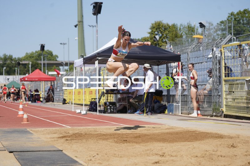 Haase Mia-Sophie (1404) beim Weitsprung im Stadion Oberwerth Koblenz
