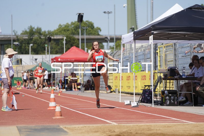 Rolgeiser Celina (1116) beim Weitsprung-Anlauf im Stadion Oberwerth Koblenz