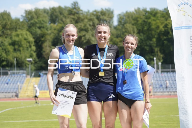 Siegerehrung mit Herrfurth Luisa (1424) und Böhm Melanie (1373) im Stadion Oberwerth