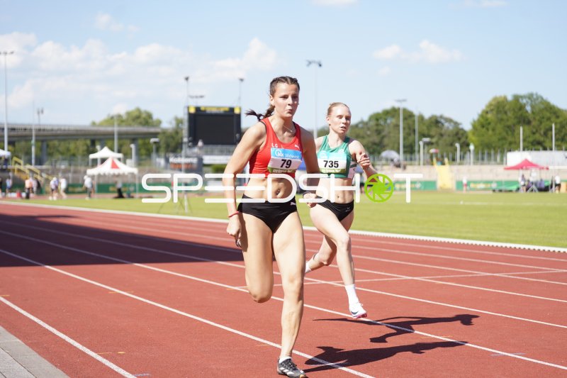 Ansorge Constanze (79) und Roth Lilli (735) im Laufduell beim Stadion Oberwerth Koblenz