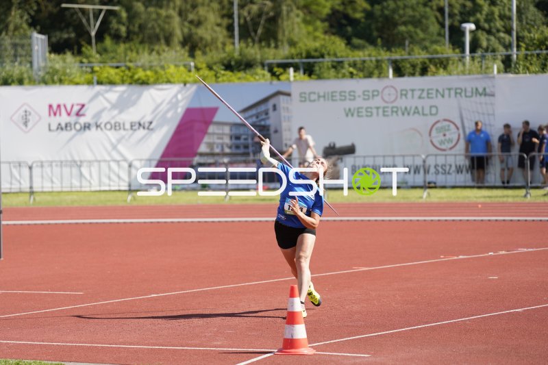 Speerwurf-Athletin im Abwurfmoment im Stadion Oberwerth Koblenz