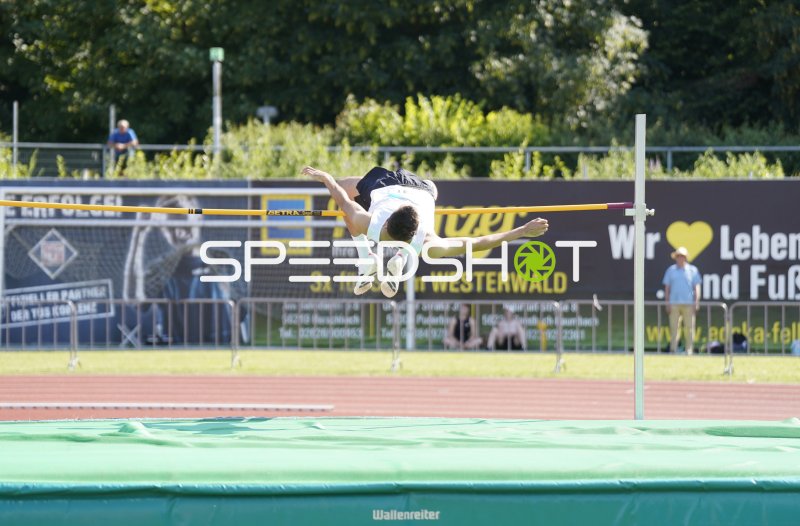 Hochsprung im Fosbury-Flop über die Latte im Stadion Oberwerth
