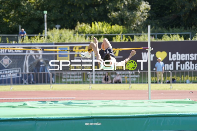 Hochsprung im Fosbury-Flop über die Latte im Stadion Oberwerth