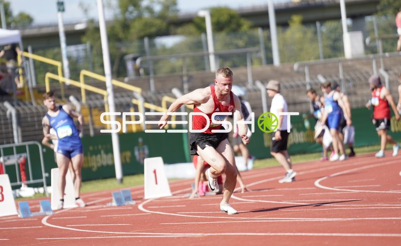 Werner Luk (61) beim Sprint-Start im Stadion Oberwerth Koblenz
