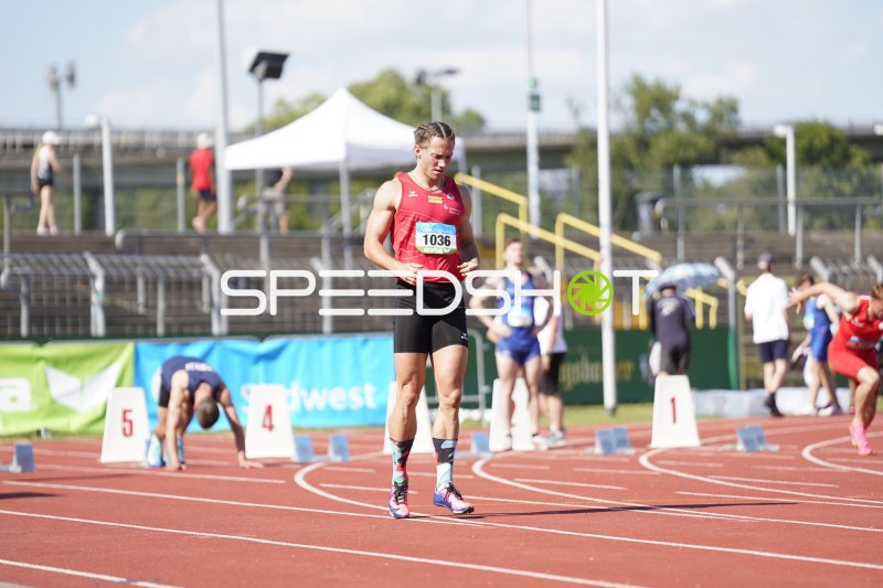 Kirstges Pascal (1036) bereitet sich auf den Start im Stadion Oberwerth vor
