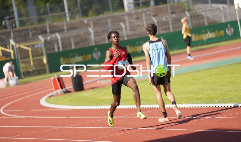 Njikam Sidwell (900) beim Lauf im Stadion Oberwerth Koblenz
