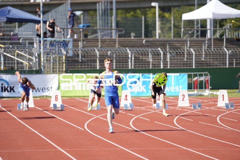 Nees Louis (5) führt das Feld beim Sprint in Koblenz an