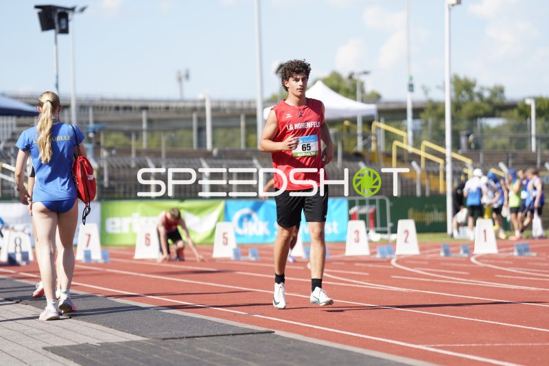 Koch Jan (65) auf der Laufbahn im Stadion Oberwerth Koblenz