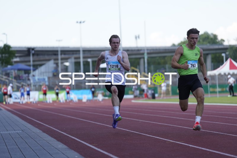 Daum Mika (763) und Weinmann Lenn (1216) im Sprintduell in Koblenz
