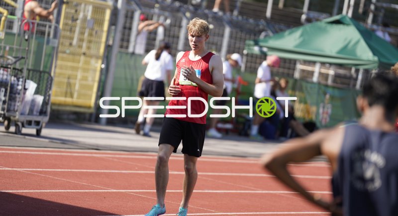 Athlet auf der Tartanbahn im Stadion Oberwerth Koblenz
