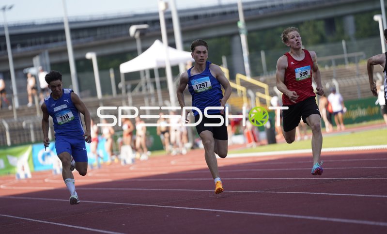 Seciri Linor (1297) und Herbert Julius Christoph (589) im Sprintduell beim Stadion Oberwerth Koblenz