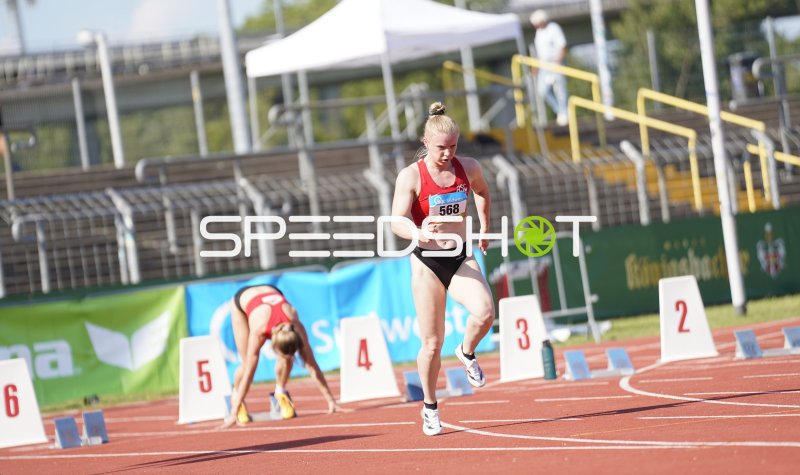 Nadine Mercier (568) mit dem Staffelstab beim Sprint in Koblenz