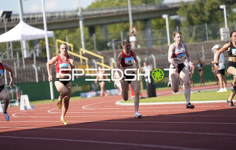 Chetik Isabella Sophie (1030), Frey Nicole (86) und Lisa Nippgen (1407) im Sprintduell in Koblenz