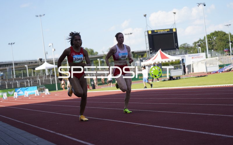Baumann Naomi (1349) und Kauer Miriam (448) im Sprintduell in Koblenz