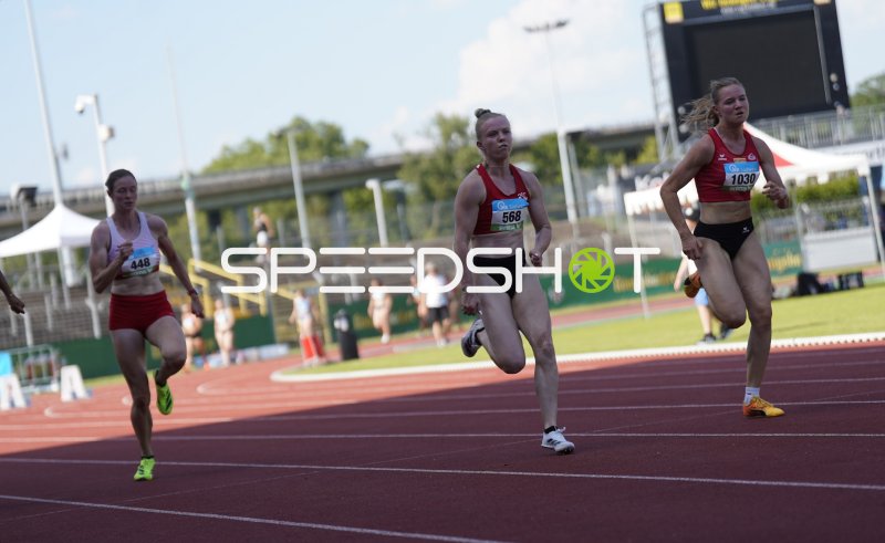 Nadine Mercier (568) und Chetik Isabella Sophie (1030) im Sprintduell in Koblenz