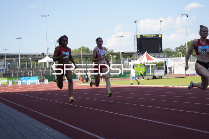 Baumann Naomi (1349) und Nadine Mercier (568) im Sprint beim Stadion Oberwerth Koblenz
