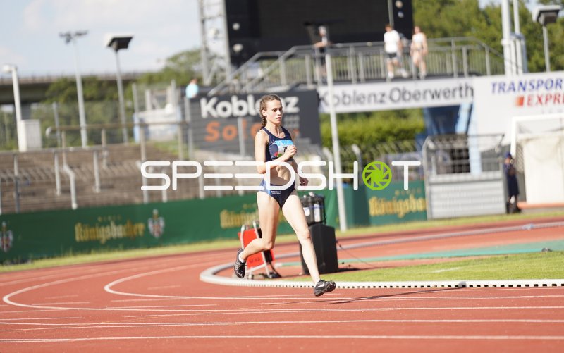 Läuferin im Stadion Oberwerth Koblenz auf der Tartanbahn