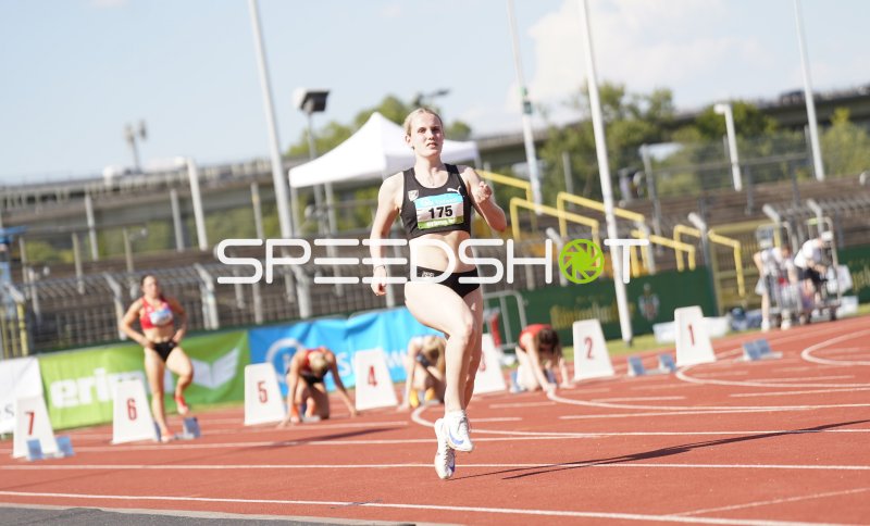 Schürle Hannah (175) führt das Feld beim Sprint im Stadion Oberwerth