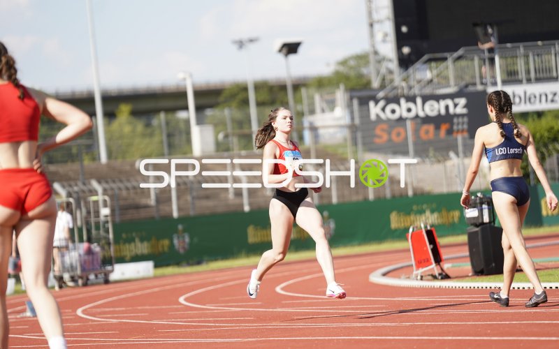 Böer Celine (82) beim Lauf im Stadion Oberwerth Koblenz