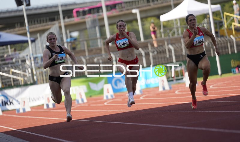 Schumacher Maren (1054) und Schürle Hannah (175) im Sprintduell in Koblenz
