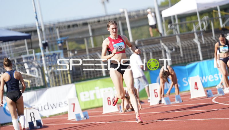 Weingarten Lucy (708) im Sprint auf der Tartanbahn in Koblenz