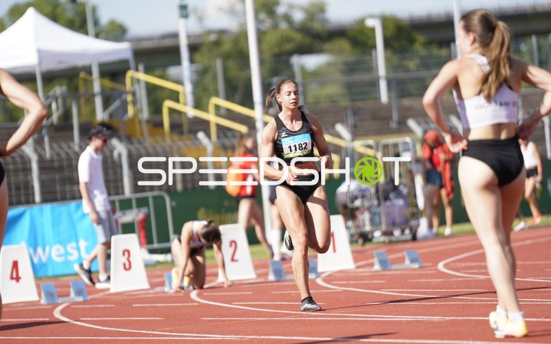 Koch Jessica (1182) beim Lauf im Stadion Oberwerth Koblenz