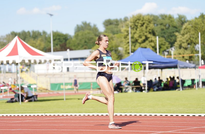 Schmitz Mia Louisa (996) beim Laufwettbewerb im Stadion Oberwerth Koblenz