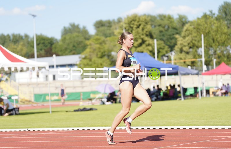Schmitz Mia Louisa (996) beim Lauf im Stadion Oberwerth Koblenz