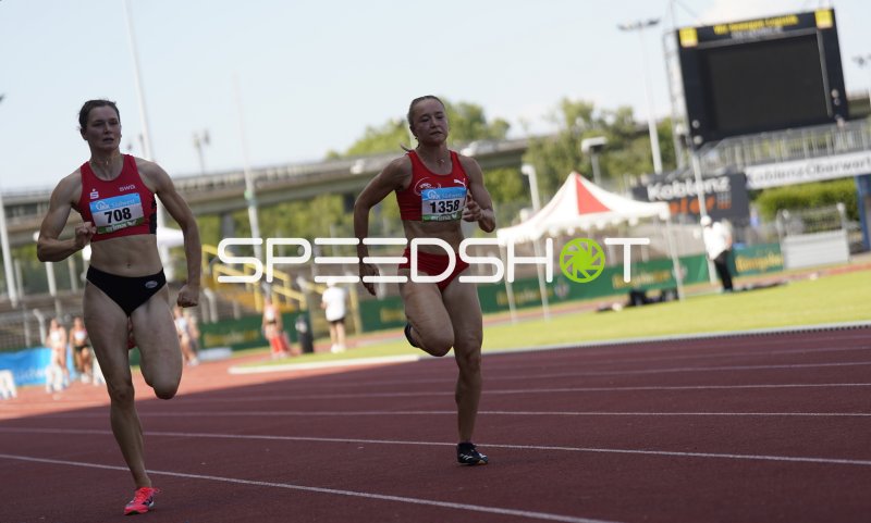 Scholz Leana (1358) und Verfolgerin im Sprintduell in Koblenz