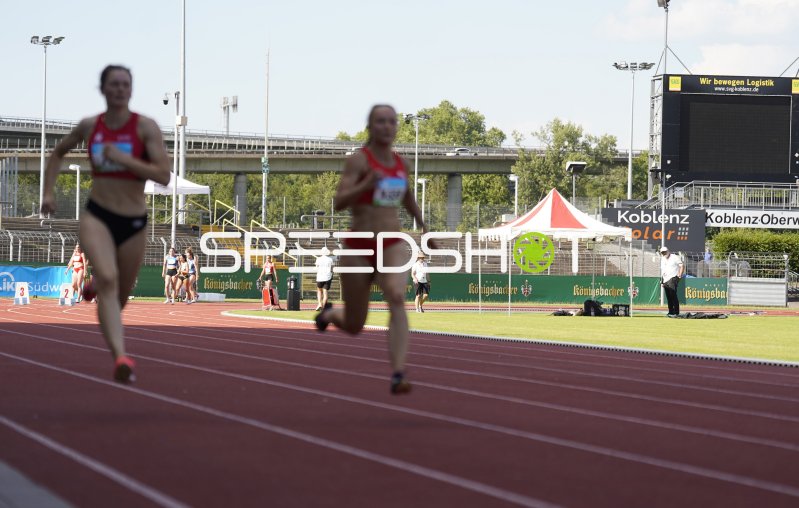 Sprintduell zweier Athletinnen im Stadion Oberwerth Koblenz