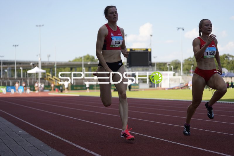 Scholz Leana (1358) und Startnummer 708 im Laufduell in Koblenz