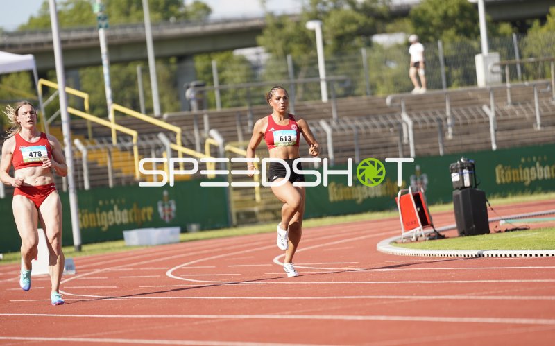 Heygster Samira (613) führt das Feld im Sprint im Stadion Oberwerth Koblenz