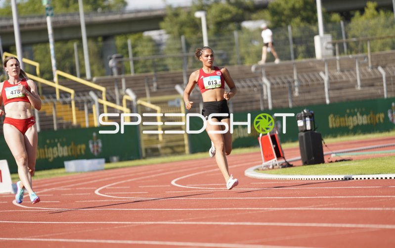 Heygster Samira (613) führt das Feld im Sprint im Stadion Oberwerth