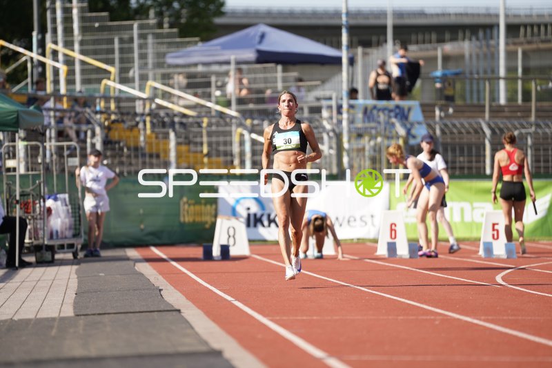 Hänßler-Hug Sinah (30) führt das Feld beim Sprint in Koblenz an
