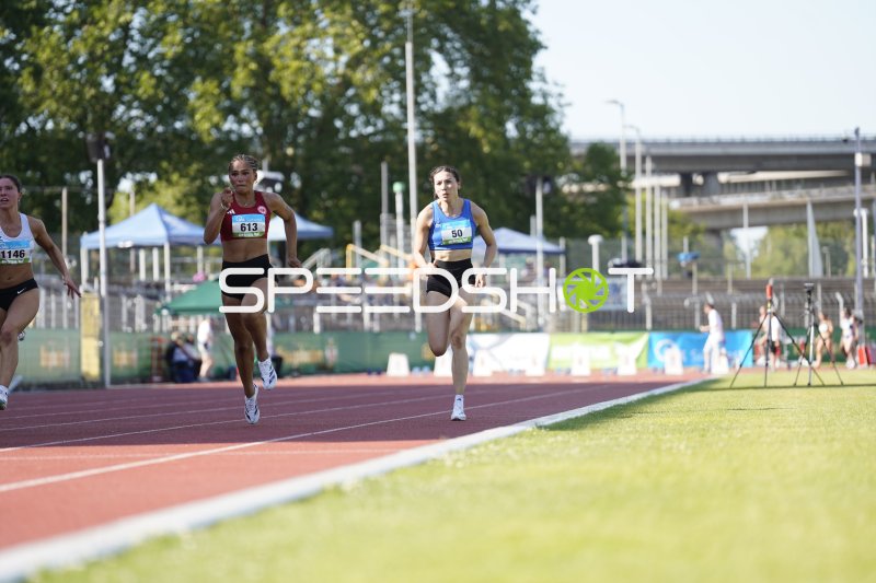 Meyer Ellise (50) führt vor Heygster Samira (613) und Jose Luisa (1146) im Sprint in Koblenz