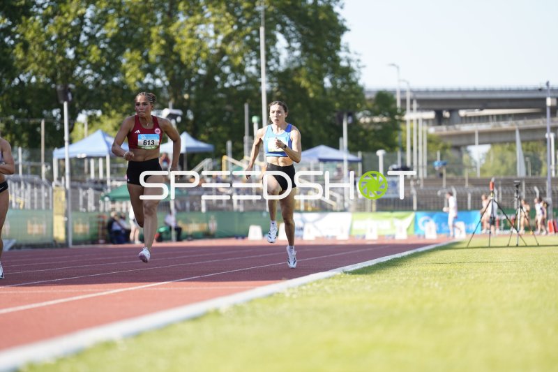 Meyer Ellise (50) und Heygster Samira (613) im Laufduell in Koblenz