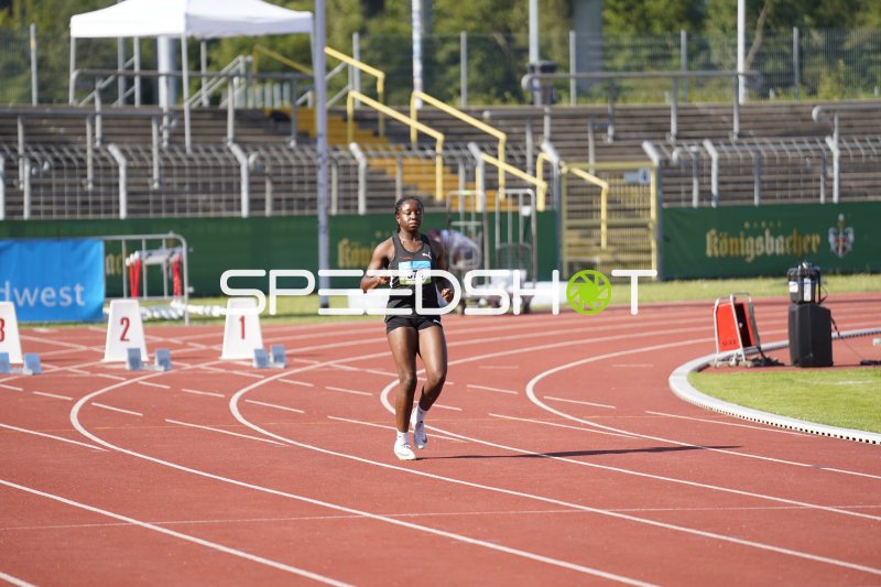 Okeke Gloria (376) beim Lauf im Stadion Oberwerth Koblenz
