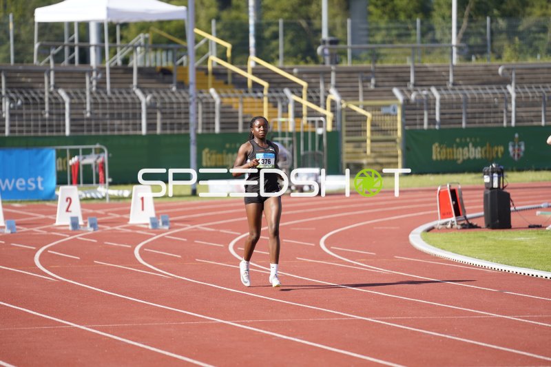 Okeke Gloria (376) beim Lauf im Stadion Oberwerth Koblenz