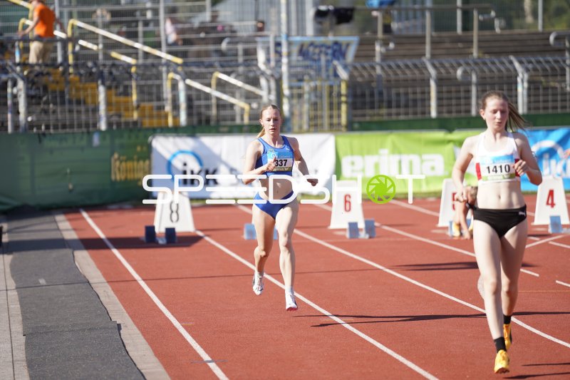 Brand Mia (337) und Spannbauer Rosalie (1410) im Sprint auf der Tartanbahn in Koblenz