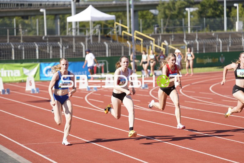 Brand Mia (337) und Meuter Lotta (1041) im Sprint auf der Tartanbahn in Koblenz