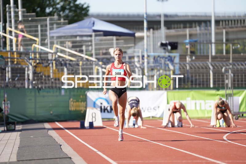 Böhme Shiva (588) läuft ins Ziel während weitere Athletinnen noch starten