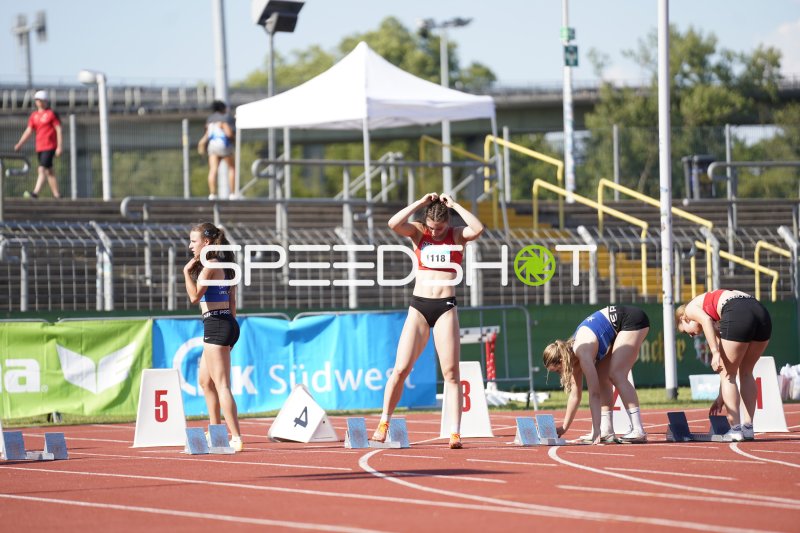 Schulze Liara (1118) und weitere Athletinnen bereiten sich auf den Start vor