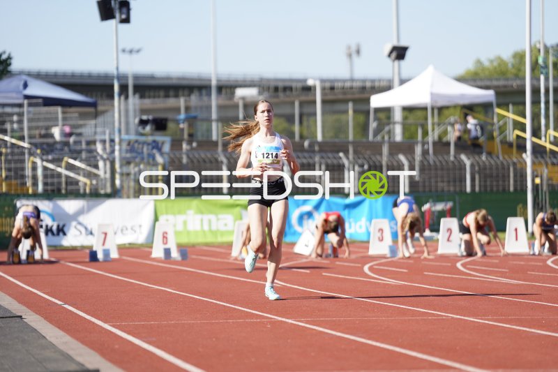 Veenker Alicia (1214) läuft der Konkurrenz davon im Stadion Oberwerth Koblenz