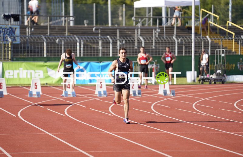 Olbert Fabian (414) im Sprint auf der Tartanbahn in Koblenz