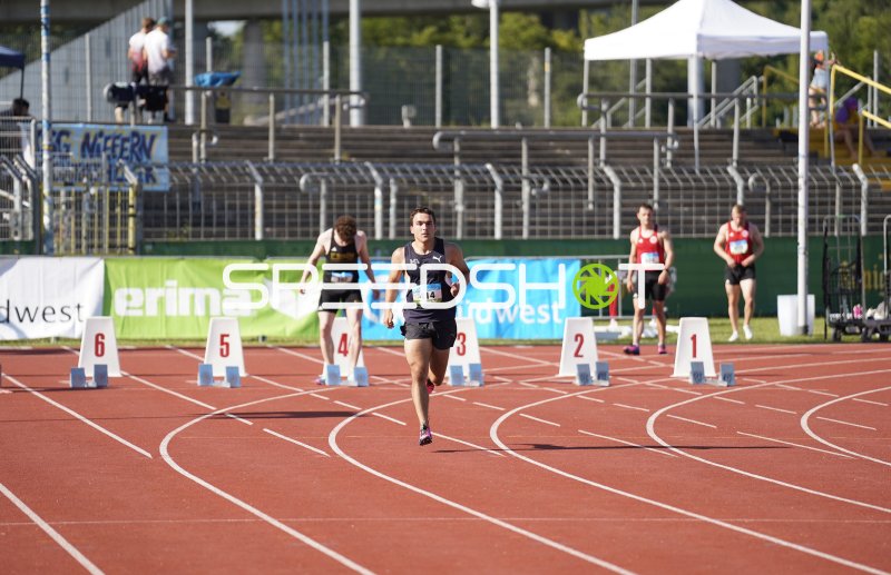 Olbert Fabian (414) führt das Feld im Sprint im Stadion Oberwerth Koblenz an