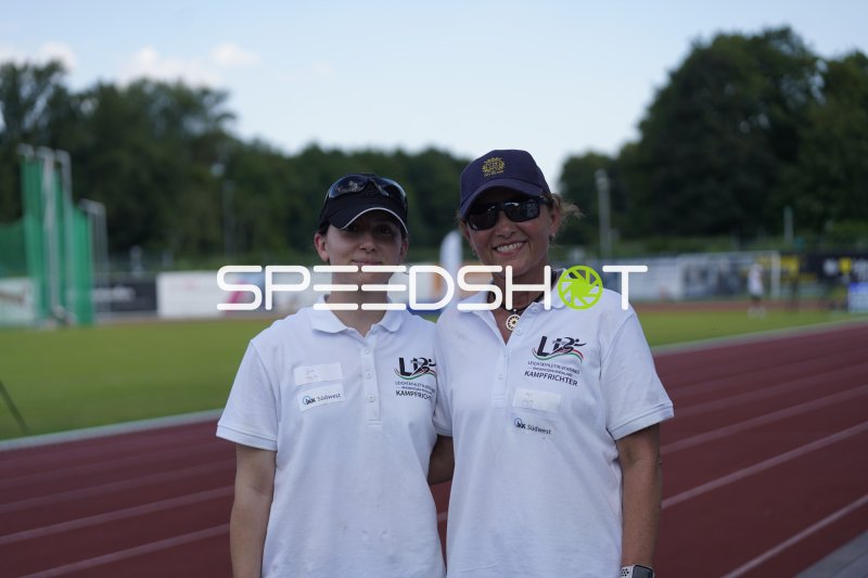 Zwei Kampfrichterinnen des Leichtathletik-Verbands Rheinland im Stadion Oberwerth