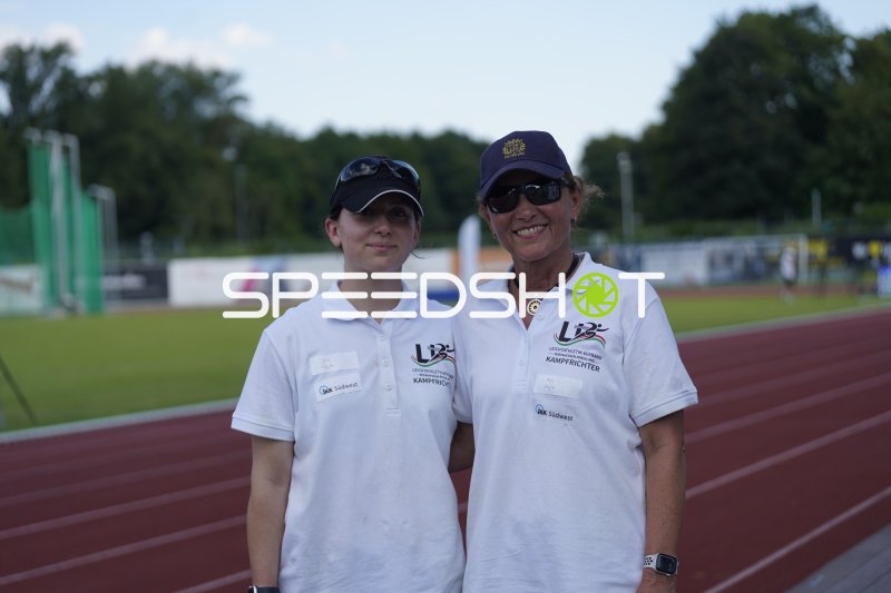 Zwei Kampfrichterinnen des Leichtathletik-Verbands Rheinhessen-Rheinland im Stadion Oberwerth