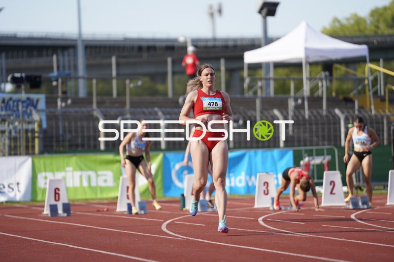 Kränzle Celina (478) führt das Feld beim Sprint im Stadion Oberwerth